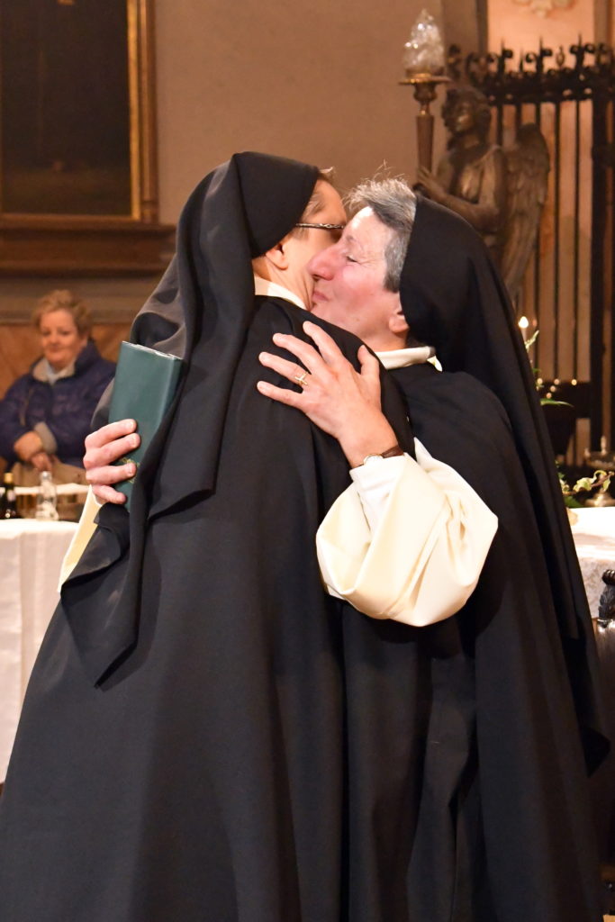 Dopo la professione la Priora ammette sr. Daniela al bacio di pace, segno di accoglienza nell'Ordine con cui è espresso il vincolo dell'obbedienza e della comunione, promesse fino alla morte.