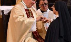 "Ricevi l’anello, segno della consacrazione che ti ha resa sposa di Cristo, custodisci integra la tua fedeltà perché possa essere accolta nella gioia del convito eterno".