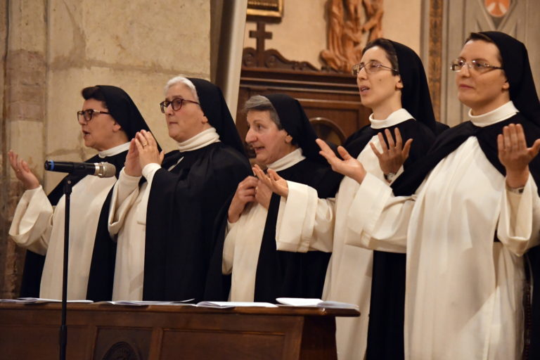 Tutta la vita delle monache deve essere ordinata a custodire in modo concorde il continuo ricordo di Dio. (Costituzioni delle monache 74,IV)