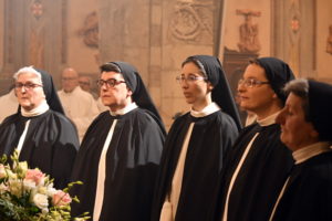 Preghiera a san Domenico, davanti la sua icona: O luce della Chiesa, Maestro di verità, rosa di pazienza, avorio di castità, hai distribuito con generosità l'acqua della sapienza. Predicatore della grazia ottienici di ritrovarci con te tra i beati del cielo.